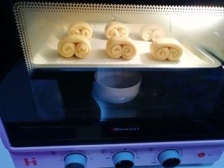 13、甜味面包卷,二次发酵30-40分钟。