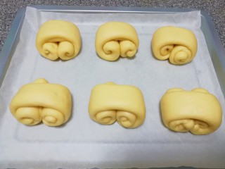 14、甜味面包卷,二次发酵完成以后取出烤盘，烤箱调至“上下管”功能，180度预热。