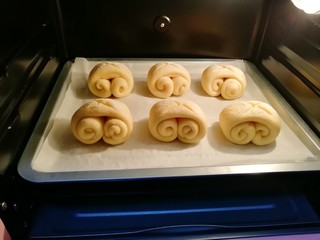 17、甜味面包卷,送入预热好的烤箱。