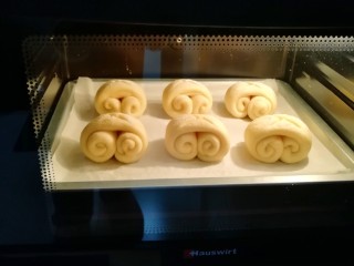 18、甜味面包卷,上下管180度烤18分钟。