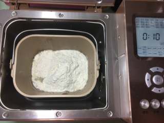 2、香葱猪肉馅小包子,然后加入面粉，放入面包机中，使用面包机的和面菜单和面10分钟。