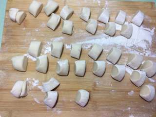 11、香葱猪肉馅小包子,将面团取出，放在案板上揉面5分钟左右进行排气。然后分成小剂子。