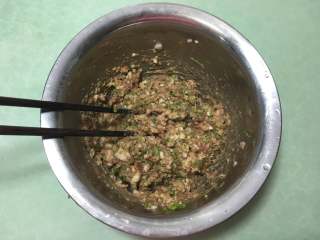 9、香葱猪肉馅小包子,用筷子搅拌均匀，猪肉香葱馅就做好。