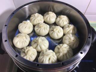 16、香葱猪肉馅小包子,酵发结束后冷水上锅蒸20分钟，蒸好后闷三分钟左右再掀开盖子。