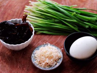 1、鹅蛋韭菜翠玉盒子,首先备齐所有的食材，木耳提前浸泡一会儿。