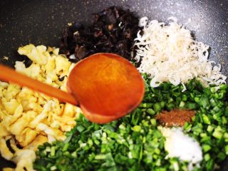 9、鹅蛋韭菜翠玉盒子,最后倒入剩下的20克花生油。