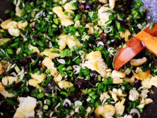 10、鹅蛋韭菜翠玉盒子,把所有的馅料搅拌均匀就可以了。