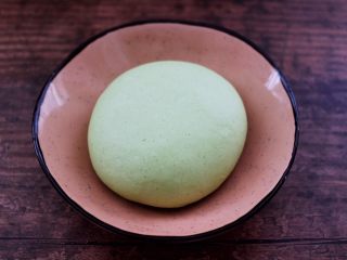 12、鹅蛋韭菜翠玉盒子,和好的面团用手揉圆后放入碗里，盖上保鲜膜静置一会。