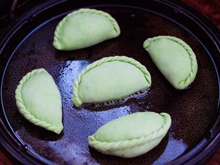 18、鹅蛋韭菜翠玉盒子,依次做好所有的盒子，电饼铛预热后，放入做好的盒子。