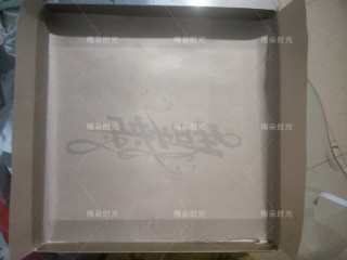 8、生日快乐彩绘蛋糕卷,烤盘里铺油布，油纸也可以。我通常喜欢油布，烤出来不会皱皱巴巴。油布底下垫上图案，这个生日快乐图案是在打印店打印的。注意：字一定要是反的。