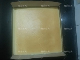 18、生日快乐彩绘蛋糕卷,烤好的蛋糕。稍微凉一下下，表面盖一层油布。翻过来。