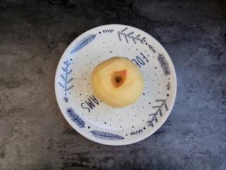 2、自制苹果果酱，美味放心无添加剂,先把苹果去皮