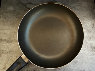 5、自制苹果果酱，美味放心无添加剂,准备一个不粘锅