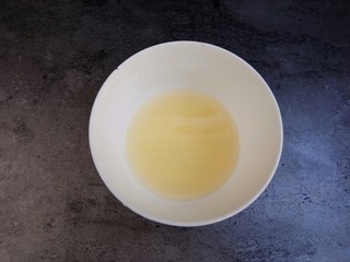 9、自制苹果果酱，美味放心无添加剂,挤好的柠檬汁