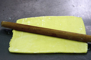 3、马蹄莲蛋卷,把面团擀成厚度均匀的长方形，长度自己控制，根据自己想要的长度，可长可短