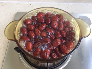 5、枣馒头,加水上锅煮开后 小火5分钟