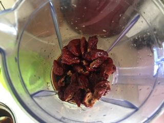 7、枣馒头,放入料理机打碎 加红糖水