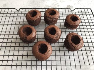 1、脏脏杯子蛋糕,巧克力蛋糕用勺子挖个洞