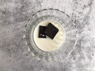 2、脏脏杯子蛋糕,15g巧克力中加入15g的淡奶油