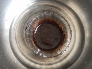 3、脏脏杯子蛋糕,隔热水融化，干纳许制作完成备用