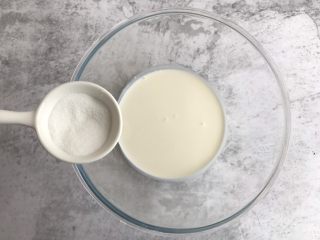 4、脏脏杯子蛋糕,80g淡奶油中加入7g的白糖