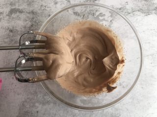 6、脏脏杯子蛋糕,用电动打蛋器打至图片状态