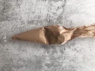 7、脏脏杯子蛋糕,装入裱花袋中