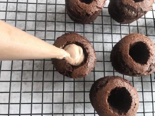 8、脏脏杯子蛋糕,挤入巧克力蛋糕内