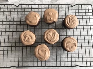 9、脏脏杯子蛋糕,表面挤上一层即可