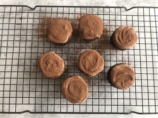 10、脏脏杯子蛋糕,筛上适量的可可粉