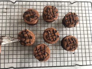 11、脏脏杯子蛋糕,挤上剩余的干纳许酱即可