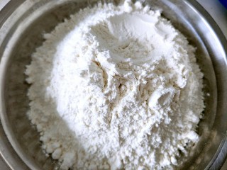 2、椰蓉面包,加入200g高筋面粉