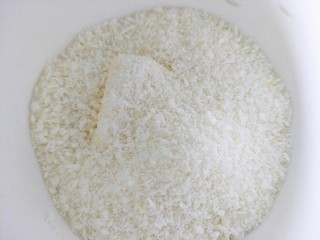 5、椰蓉面包,黄油室温融化，和椰蓉混合