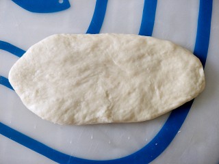 9、椰蓉面包,包上椰蓉馅儿以后擀成椭圆形