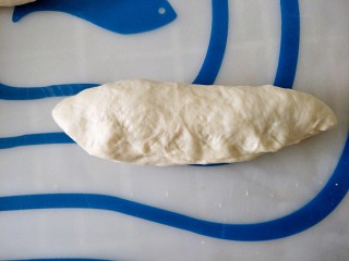 10、椰蓉面包,把面对折，成长方形