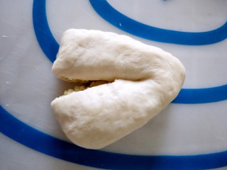 12、椰蓉面包,用刀把宽的一端中间切开，尾巴处不要切断