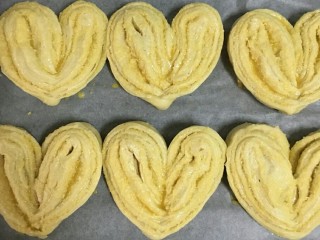 14、椰蓉面包,再次发酵至1.5倍大，表面刷蛋液，烤箱170度20分钟