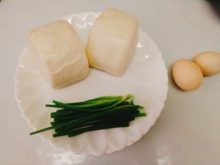1、快手早餐+葱香黄金馒头片,主食材准备好