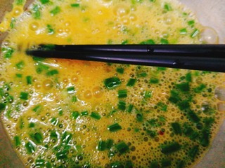 7、快手早餐+葱香黄金馒头片,充分搅拌均匀