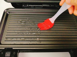 10、快手早餐+葱香黄金馒头片,上下刷上一层食用油