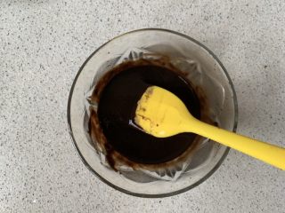 3、黑凉粉冷饮,搅拌至顺滑