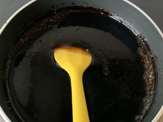 7、黑凉粉冷饮,大约2-3分钟，边沿处冒小泡泡即可。