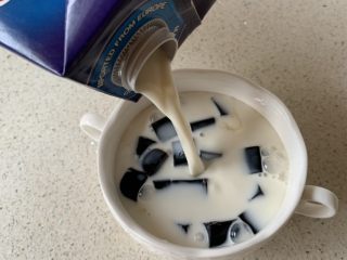 12、黑凉粉冷饮,倒入冰牛奶