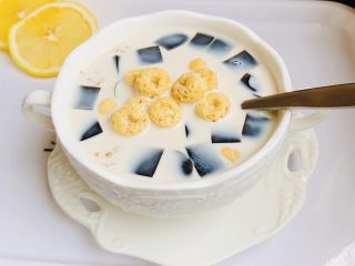 15、黑凉粉冷饮,加些谷物圈也不错！