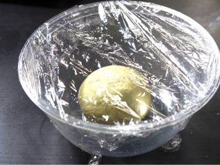 3、抹茶豆大福软欧,将面团团成团后，缝口朝下放入面包盆内，盖上保鲜膜。40℃发酵25-35分钟