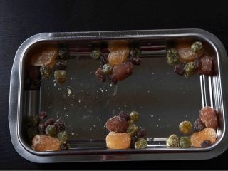 8、抹茶豆大福软欧,把甘纳豆拿出来也分成6等分