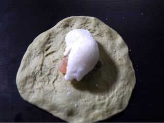 9、抹茶豆大福软欧,将小面团擀开排气，包入甘纳豆和糯米馅，收口朝下将缝口捏紧，将缝口朝下。