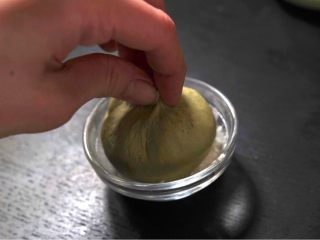 10、抹茶豆大福软欧,表面面粉涂上去
