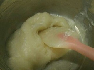 2、牛角面包,小火加热成糊状