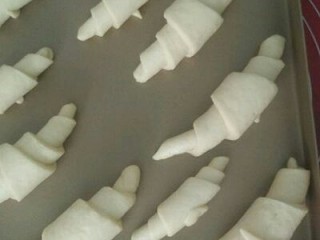 11、牛角面包,全部做好放入烤盘，烤箱二次发酵到两倍大